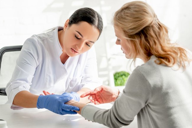 Can the Best Dermatologist Help with Skin Allergies?