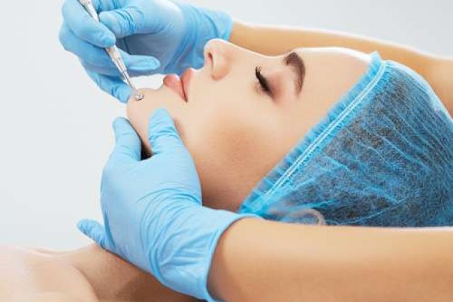 Best Dermatologist Insights for Hands That Always Feel Dry