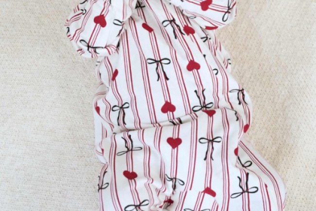 Sleepsuit with Mittens vs Separate Mittens: What’s Better for Babies?