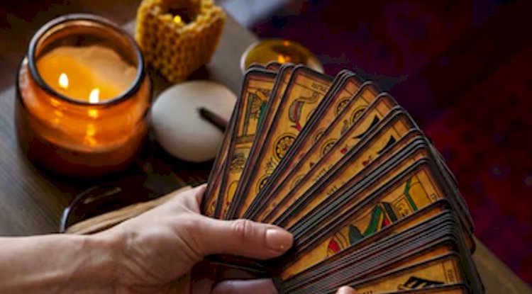 How Tarot Can Help You Solve Everyday Problems — With Clarity & Confidence