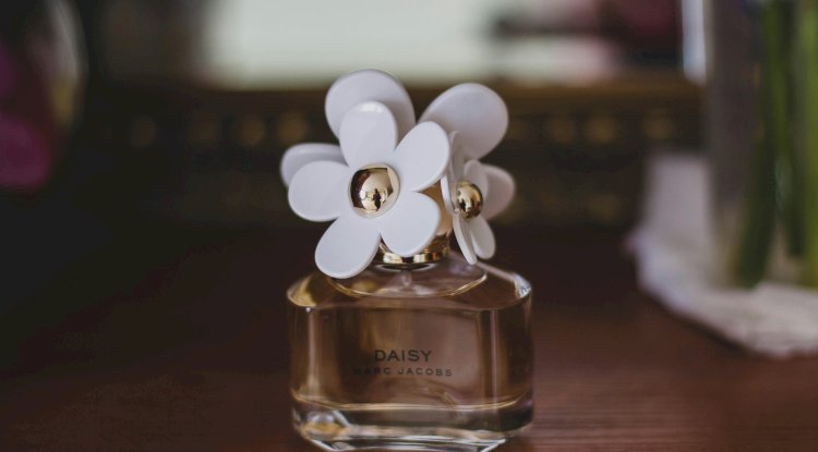 Perfume Shopping Guide: Online vs. In–Store Buying 
