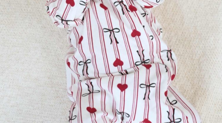 Sleepsuit with Mittens vs Separate Mittens: What’s Better for Babies?
