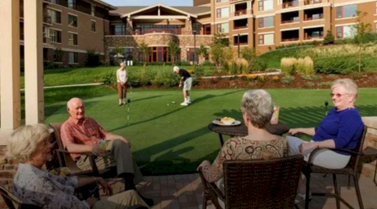 How Secure Courtyards Enhance Daily Life in Alzheimer’s Assisted Living