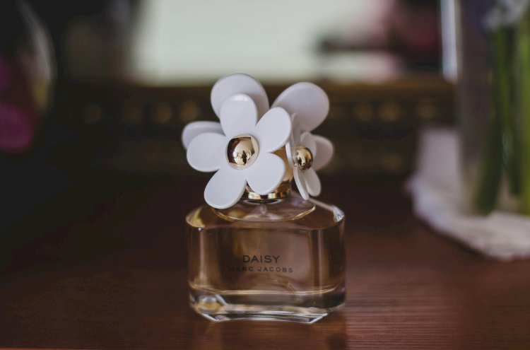Perfume Shopping Guide: Online vs. In–Store Buying 