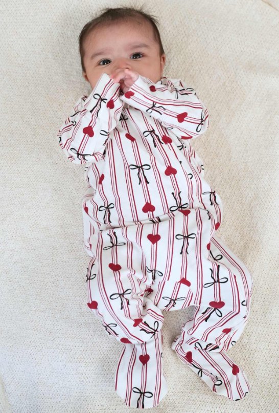 Sleepsuit with Mittens vs Separate Mittens: What’s Better for Babies?