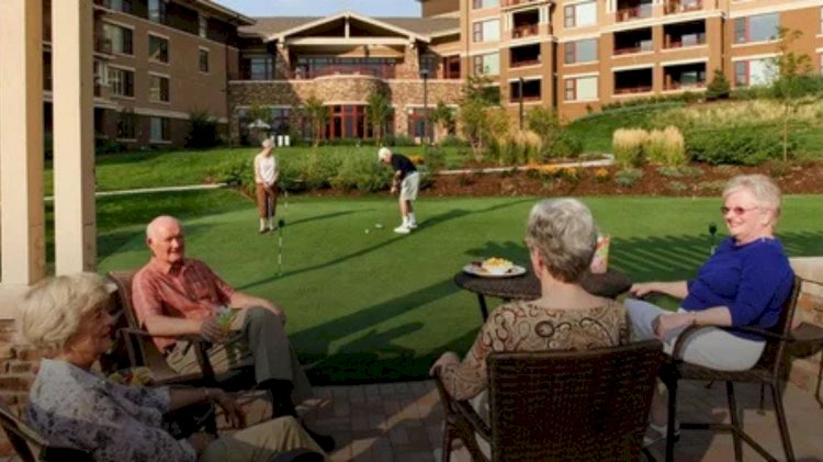 How Secure Courtyards Enhance Daily Life in Alzheimer’s Assisted Living
